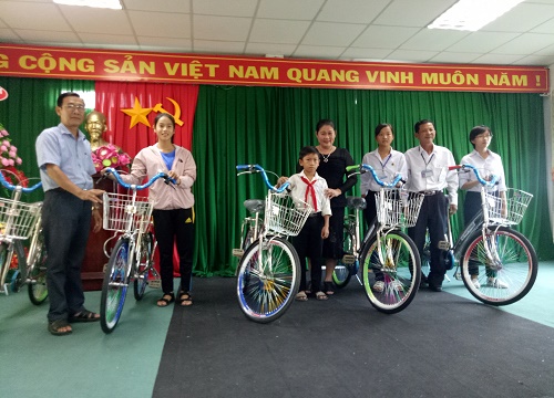 Hậu Giang: 5 học sinh nghèo học giỏi được nhận xe đạp