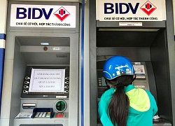 Kẻ côn đồ đấm đá túi bụi người nhắc nhở xếp hàng ở cây ATM tới công an trình diện