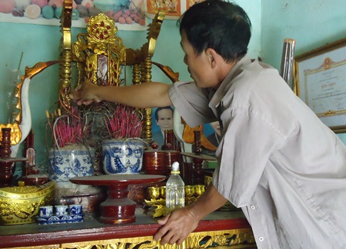 Lau dọn bàn thờ ngày Rằm: Dùng nước lã là sai, đây mới là loại nước chuẩn nhất để tổ tiên "ưng lòng"