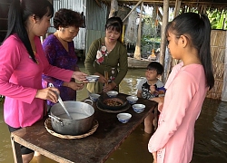 Nước lũ lại dâng cao nhà chỉ có con cá lóc và nồi cháo trắng