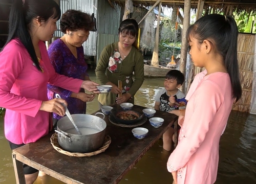 Nước lũ lại dâng cao nhà chỉ có con cá lóc và nồi cháo trắng