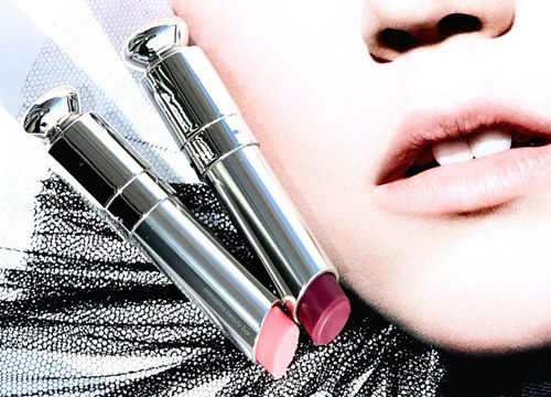 Nhắc đến son dưỡng có màu thì chắc chắn không thể bỏ qua Dior Lip Glow rồi!