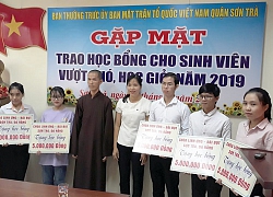 Trao học bổng cho sinh viên vượt khó học giỏi