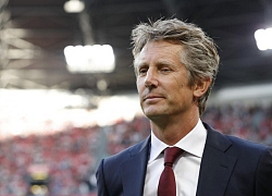 Van der Sar úp mở khả năng trở lại MU