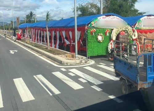 Xôn xao hình ảnh rạp cưới dựng chiếm nguyên 1 làn đường, dân mạng ngán ngẩm: "Chắc đường tự nhà bỏ tiền ra xây"