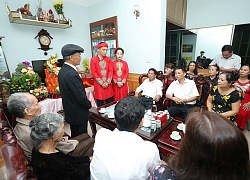 Ăn hỏi đúng ngày ngập lụt, nhà trai dùng phao chở sính lễ sang nhà gái