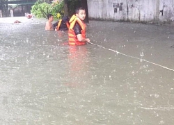 Cảnh sát căng dây giữa dòng lũ, cứu sống 2 mẹ con co ro trên nóc tủ