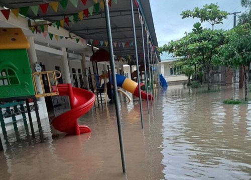 Hà Tĩnh: Mưa lũ chia cắt nhiều tuyến đường, hàng ngàn học sinh phải nghỉ học