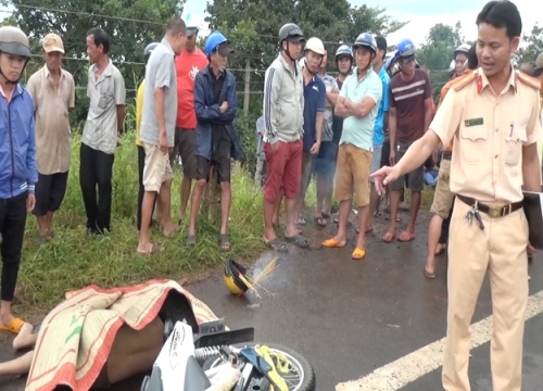 Hai thanh niên tử nạn sau cú tông kinh hoàng vào xe tải