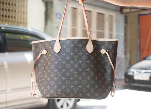 Mẹ già mang túi 'Louis Vuitton' đi chợ mua thịt lợn, con gái bị bắt giam