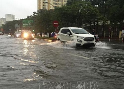 Mưa lớn gây ngập ở thành phố Vinh, nhiều trường cho học sinh nghỉ học