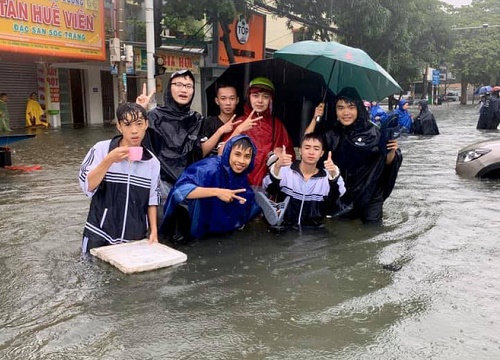 Mưa lớn gây ngập úng ở thành phố Vinh và những người vui nhất là đám học sinh sinh viên, ai cũng thi nhau bơi lội