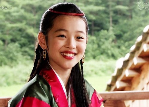 Sulli chính là người tạo ra chuẩn vẻ đẹp "trái đào" huyền thoại ở xứ Hàn