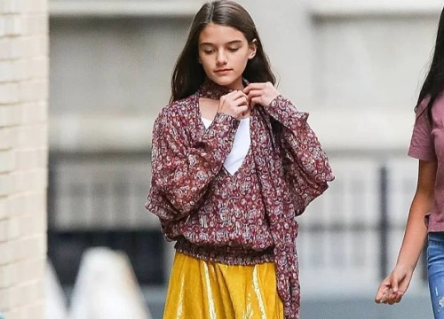 Suri Cruise ra dáng thiếu nữ