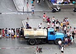 Thời nào rồi mà còn cảnh dân vật vã thức đêm chờ thùng nước sạch ngay giữa Thủ đô thế này?