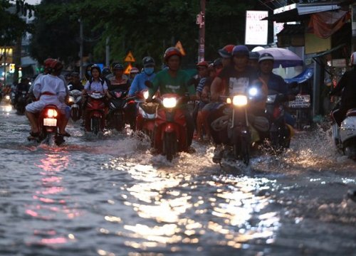 Triều cường đạt đỉnh, nhiều tuyến đường ngập sâu, người TP.HCM rẽ sóng về nhà