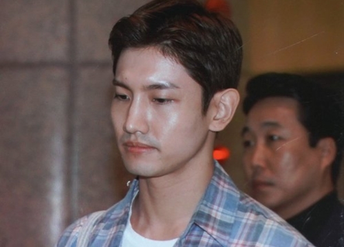 TVXQ và 2 lần nén đau thương bước đi trong trĩu nặng khi không thể hủy lịch trình trong ngày mất của hậu bối cùng công ty