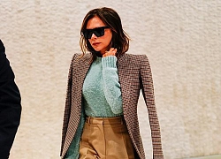 Victoria Beckham tươi trẻ, khoác áo hờ hững sải bước ở sân bay