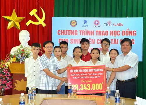 VNPT trao học bổng cho 5 sinh viên CNTT xuất sắc tại trường Đại học Hồng Đức