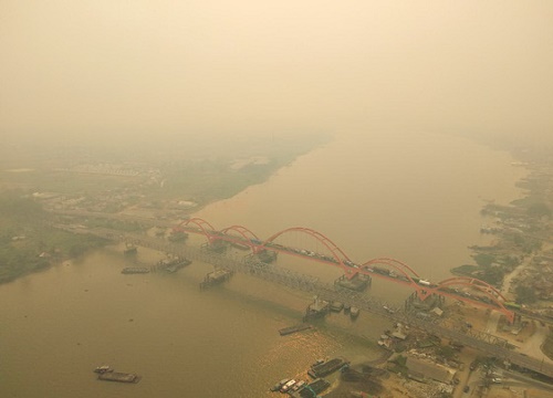 Vừa mở cửa lại, hàng loạt trường ở Indonesia lại đóng cửa vì ô nhiễm