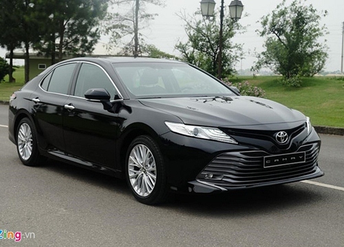 Bán 'bia kèm lạc', Toyota Camry 2019 chênh giá 50-100 triệu đồng