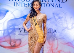 Bị chê đùi ếch, Kiều Loan vẫn xuất sắc "cân" các thể loại váy xẻ cao tại Miss Grand International