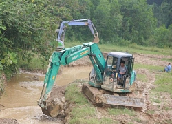 Cận cảnh máy xúc dọn dầu thải khu vực suối đầu nguồn nhà máy nước sông Đà