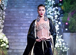 Đỉnh như Minh Tú: Rớt giày vẫn catwalk siêu thần thái, một mình cân cả First Face lẫn Vedette