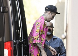 Justin Bieber mặc đồ ngủ màu hồng dạo phố khi vợ vắng nhà