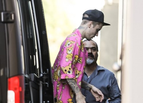 Justin Bieber mặc đồ ngủ màu hồng dạo phố khi vợ vắng nhà