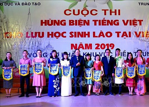 Lưu học sinh Lào thi hùng biện tiếng Việt 'Việt Nam đất nước tôi yêu'