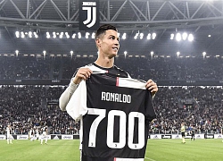 Ronaldo nhận quà sau khi chạm mốc 700 bàn