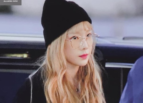 Taeyeon (SNSD) cuối cùng cũng xuất hiện, trầm lặng trên đường sang Thái Lan thực hiện lịch trình