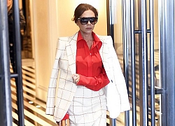 Victoria Beckham trang điểm nhẹ nhàng, diện vest thanh lịch ra phố