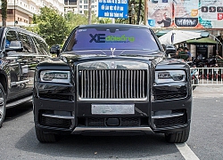 SUV đại gia Rolls-Royce Cullinan đen huyền bí trên phố Sài Gòn