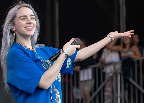 Billie Eilish bị fan cuồng... cướp nhẫn ngay trên sân khấu, fandom loạn cào cào đi tìm thủ phạm