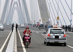 CSGT trèo lên đầu xe 16 chỗ, quát tài xế: "Có xuống xe không?"