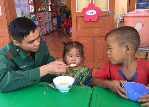 Cùng đồng bào xây "cột mốc sống" nơi biên ải - Bài 1: Duy trì bữa sáng cho em