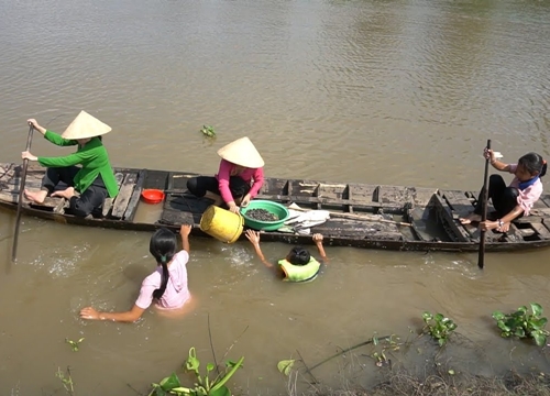 Cuộc sống mơ ước ở thành thị: chèo xuồng mò ốc bắt cá hòa mình với thiên nhiên