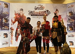 Đứng đến... nách cô nàng người mẫu Tây, đây có lẽ là lần cosplay "đáng quên" nhất của 2 thanh niên Việt