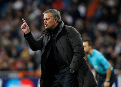 Được CĐV M.U chào đón đặc biệt, Mourinho có hành động không ngờ