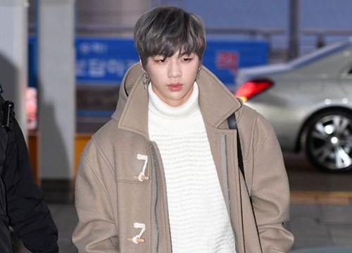 Kang Daniel trông như nam thần khi diện áo khoác dài ở sân bay