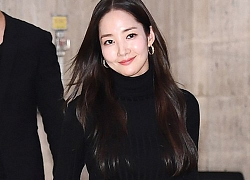 Mặc cả cây màu đen, 'nữ hoàng dao kéo' Park Min Young vẫn 'nổi như cồn' ở sân bay với vòng eo con kiến và túi Hermes sang chảnh