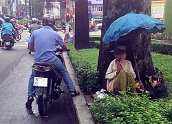 Người phụ nữ Sài Gòn một thời giàu có, 94 tuổi sống gầm cầu, bán vé số