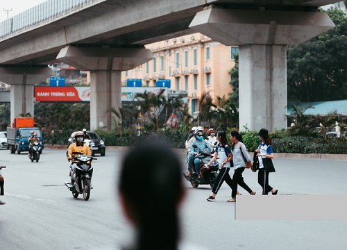 Nóng mắt cảnh sinh viên Hà Nội dàn hàng cả chục người băng đường qua đại lộ đầy nguy hiểm, dù cầu đi bộ chỉ cách đó mấy chục mét