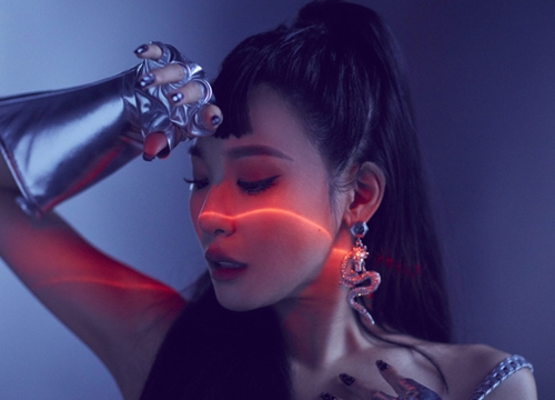 Ra MV chưa bao lâu, Tiffany Young đã vội vàng khởi động tour diễn vòng quanh thế giới