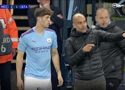 SỐC! Guardiola giận dữ hét vào mặt John Stones và đập ghế trong cơn thịnh nộ