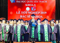 Trao bằng cử nhân cho 112 tân bác sĩ