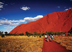 Australia: Khách du lịch đổ xô đến núi Uluru trước lệnh đóng cửa