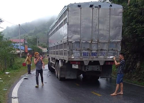 Bắc Kạn: Xe khách va chạm kinh hoàng với xe tải, nhiều người may mắn thoát nạn